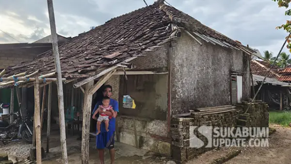 Kondisi rumah milik Ketua RT Dadan di Kampung Ciherang RT 09/07, Desa Buniwangi, Kecamatan Surade, Kabupaten Sukabumi yang nyaris ambruk dan ditopang bambu seadanya. (Sumber : SU/Ragil Gilang).