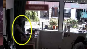 Kamera CCTV perlihatkan maling di Konter HP, tepatnya di Kampung Cikarang RT 46 RW 09, Kecamatan Gunungguruh, Kabupaten Sukabumi. (Sumber : CCTV).