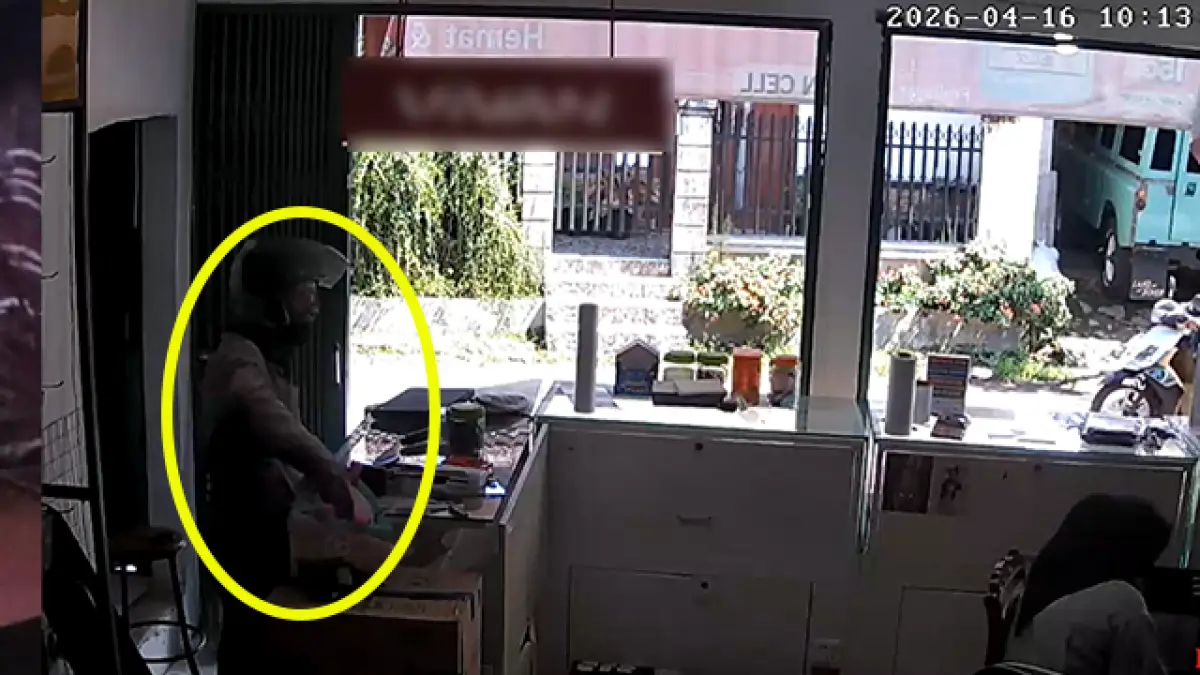 Gasak Uang hingga Rp15 Juta, CCTV Rekam Detik-detik Maling di Konter HP Gunungguruh