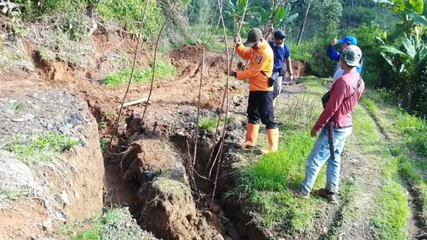 Retakan tanah yang memutus jalur penghubung di Desa Bantaragung, Kecamatan Jampangtengah, Kabupaten Sukabumi. (Sumber: Istimewa)