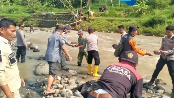 Gotong Royong warga Cipiit, Desa Bojongsari, Kecamatan Nyalindung, Kabupaten Sukabumi membangun kembali jembatan yang hanyut akibat banjir bandang. (Sumber: Istimewa)