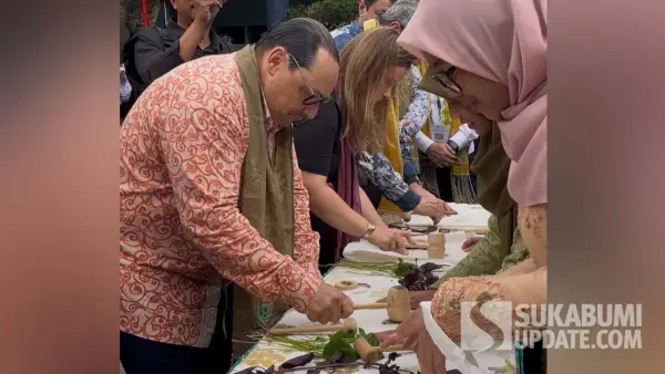 Sejumlah Duta Besar negara sahabat saat mencetak motif dedaunan di atas kain putih dengan teknik ecoprint di SMPN 1 Kota Sukabumi. (Sumber Foto: SU/Turangga Anom)