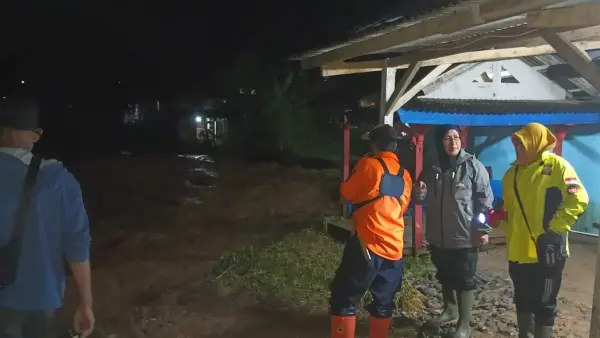 Petugas saat berada di bantaran sungai Citamiang yang meluap dan merendam 2 hektar sawah milik warga. (Sumber: Istimewa)