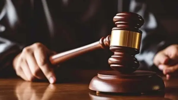 Ilustrasi palu hakim. PN Cibadak tolak praperadilan status tersangka ibu tiri atas kematian Nizam Syafei. (Sumber Foto: Freepik)