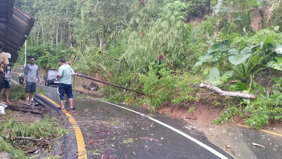 Longsor Tutup Jalan Provinsi Cimaja–Cibareno, Akses Sempat Lumpuh