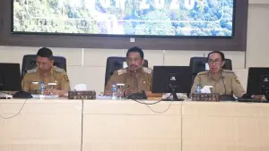 Bupati Asep Japar memimpin langsung Rapat Dinas Bulan April 2026 di Aula Sekretariat Daerah (Setda) Kabupaten Sukabumi, Selasa (21/4/2026). (Sumber : Diskominfosan Kab. Sukabumi)