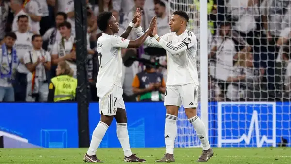 Selebari Kylian Mbappe dan Vinicius Junior setelah membantu Real Madrid menang atas Alaves (Sumber: web/realmadrid.com)