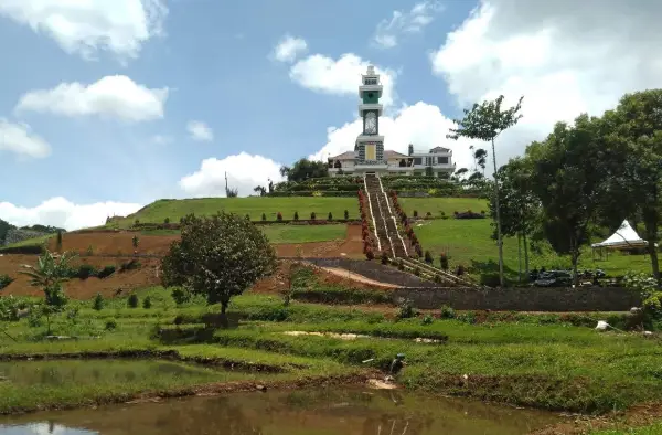 Masjid Baiturrahman salah satu destinasi wisata religi populer di Sukabumi (Sumber : steemit.com)