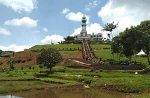 Masjid Baiturrahman salah satu destinasi wisata religi populer di Sukabumi (Sumber : steemit.com)