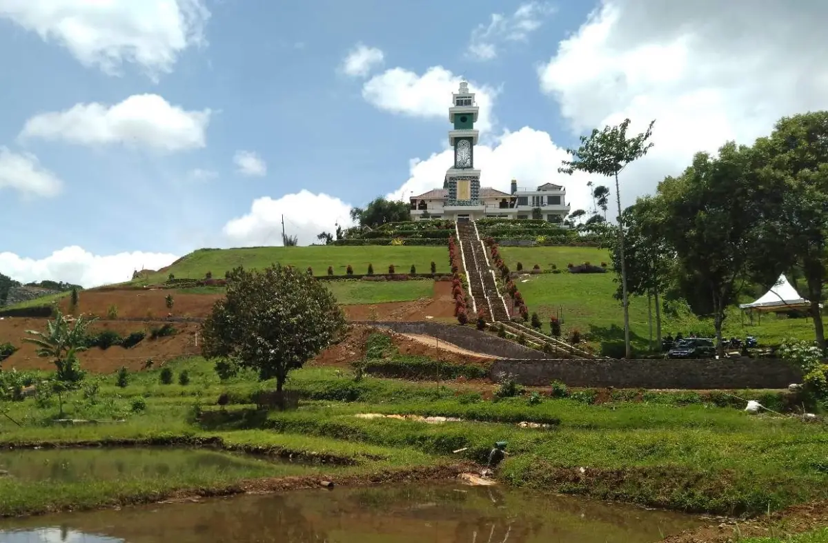 Masjid Baiturrahman Gegerbitung Sukabumi: Wisata Religi di Atas Bukit dengan Pemandangan Indah