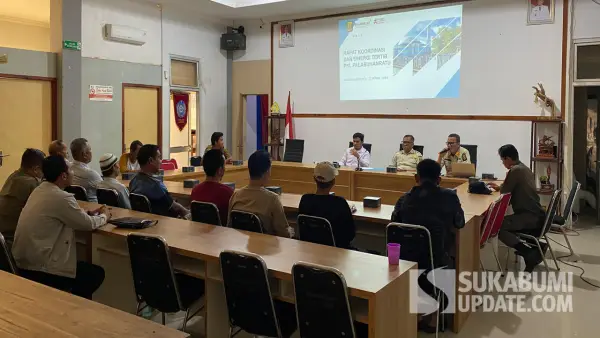 Rapat koordinasi Pemcam Palabuhanratu, PKL, dan Karang Taruna bahas masalah penataan alun-alun Palabuhanratu di Aula kantor kecamatan, pada Rabu (22/4/2026) | Foto : Ilyas Supendi