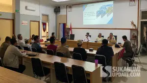 Rapat koordinasi Pemcam Palabuhanratu, PKL, dan Karang Taruna bahas masalah penataan alun-alun Palabuhanratu di Aula kantor kecamatan, pada Rabu (22/4/2026) | Foto : Ilyas Supendi