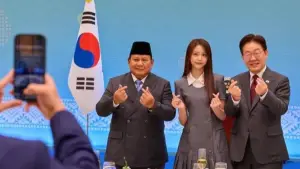 Fotbar.  Presiden Prabowo bersama anggota grup K-Pop Hearts2Hearts asal Indonesia, Carmen dan Presiden Korea Selatan Lee Jae-myung (Sumber: dok Lee Jae-myung)