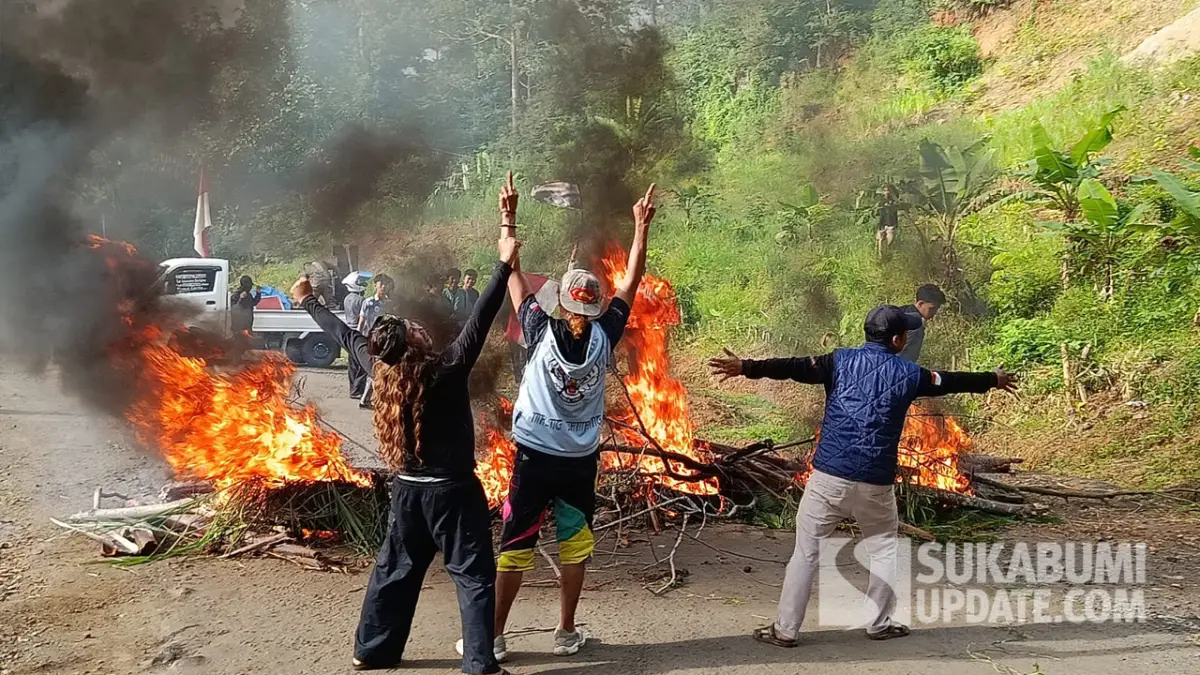Jalan Diblokade dan Dibakar, Warga Pajampangan Tuntut Perbaikan Ruas Jampang–Kiaradua