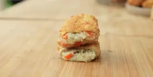 Resep Risoles Ragout Ayam, Camilan Garing Lumer yang Menggiurkan (Sumber : Youtube | Devina Hermawan)