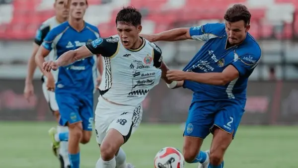 Aksi Eksel Runtukahu berduel dengan pemain PSIM. (Sumber: Instagram/@persija)