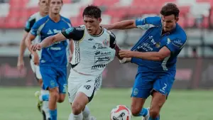 Aksi Eksel Runtukahu berduel dengan pemain PSIM. (Sumber: Instagram/@persija)