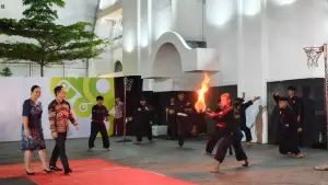 Atraksi Boles (Bola Leungeun Seuneu) dalam acara penyambutan 16 Dubes di Kota Sukabumi. Selasa malam (21/4/2026). (Sumber: Istimewa)