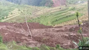 Material longsor menutup akses jalan desa di Cianaga, Kecamatan Kabandungan, Kabupaten Sukabumi, Selasa (21/4/2026). Longsoran tanah dari lereng perbukitan juga merusak area persawahan. (Sumber Foto: Istimewa)