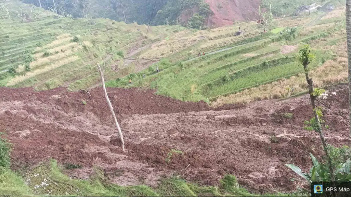 Akses Jalan Desa Cianaga Sukabumi Lumpuh Akibat Longsor, Alat Berat PU Diterjunkan