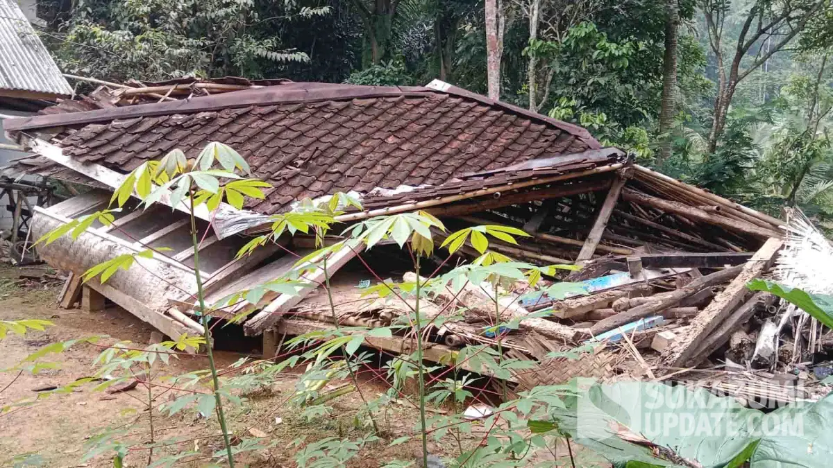 Diterjang Cuaca Ekstrem dan Kondisi Bangunan Lapuk, Rumah Warga di Gegerbitung Roboh