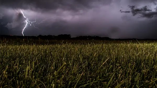 Ilustrasi -  Cuaca Sukabumi hari ini Kamis 23 April 2026, potensi hujan yang disertai petir. (Sumber : unsplash.com/@Eugene Triguba).
