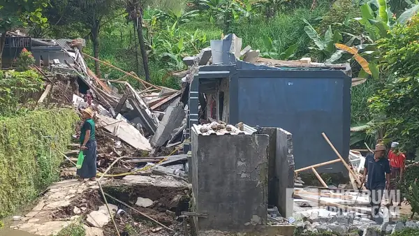 Penyintas bencana pergerakan tanah Bantargadung, Sukabumi di antara puing bangunan yang roboh. (Sumber: SU/Ilyas Supendi)