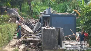 Penyintas bencana pergerakan tanah Bantargadung, Sukabumi di antara puing bangunan yang roboh. (Sumber: SU/Ilyas Supendi)