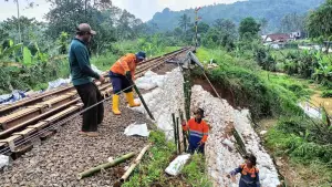 Petugas KAI Daop 2 Bandung melakukan perbaikan jalur rel yang terdampak gogosan di petak Cibeber–Lampegan, Cianjur, Kamis (23/4/2026). (Sumber Foto: Dok. PT KAI)