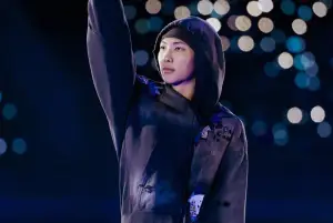 RM BTS Diduga Merokok di Area Terlarang di Shibuya Jepang (Sumber : Instagram/@rkive)