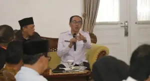Sekda Kabupaten Sukabumi, Ade Suryaman, saat menerima kunjungan kerja Komisi I DPRD Provinsi Jawa Barat dalam agenda evaluasi kesiapan pemekaran KSU. (Sumber Foto: Prokompim Pemkab Sukabumi)