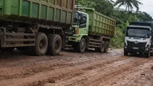 Jalan berlumpur di Legoknyenangh Cikujang Gunungguruh akibat aktivitas truk tanah tol bocimi (Sumber: dok warga)