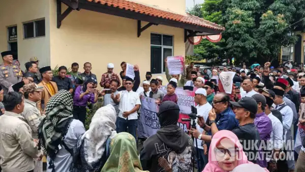 Camat Cibadak, Mulyadi (memegang mic) saat menerima audiensi pelapor sengketa lahan SPPG Pamuruyan bersama keluarganya. (Sumber Foto: SU/Ibnu)