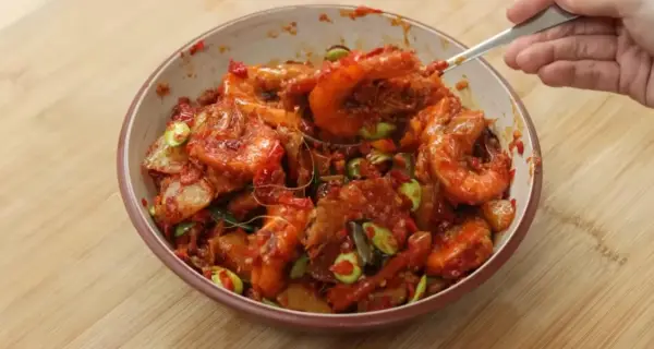 Resep Udang Saus Balado, Pedas, Gurih, dan Wangi yang Bikin Ketagihan (Sumber : Youtube | Devina Hermawan)