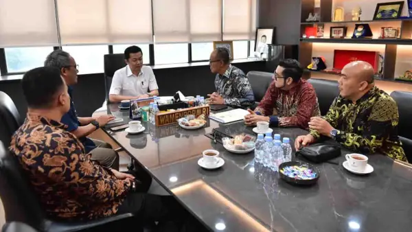 Pemkot Sukabumi melakukan audiensi dengan Wamenpora Taufik Hidayat di Kantor Kemenpora RI, Jakarta, Kamis (23/4/2026), membahas revitalisasi Stadion Suryakencana. (Sumber Foto: Dokpim Pemkot Sukabumi)