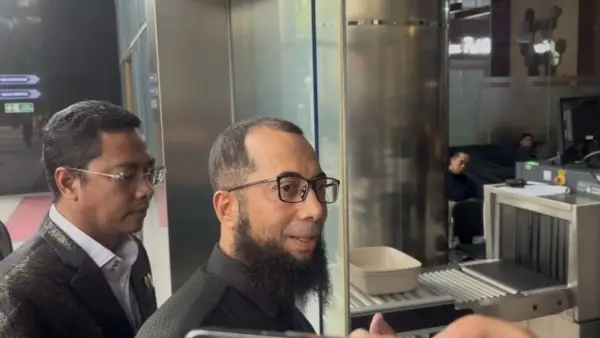 Ustaz Khalid Basalamah memenuhi panggilan penyidik KPK untuk diperiksa sebagai saksi dalam kasus dugaan korupsi kuota haji. (Sumber Foto: suara.com)