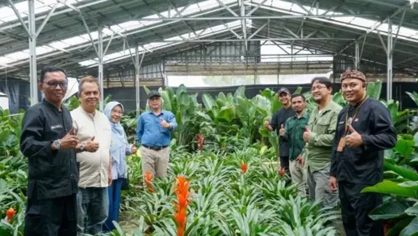 Kadistanhorti Jabar Dadan Hidayat (keempat dari kiri) didampingi jajaran saat Monev ke BBH Cimangkok Sukabumi. (Sumber : IG Distanhorti Jabar)
