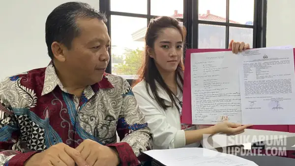 Muhammad Soleh Arief selaku kuasa hukum bersama Febri Rahmayanti selaku korban dalam kasus dugaan penipuan pengadaan food try MBG. (Sumber: SU/Asep Awaludin)