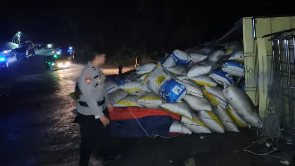 Polisi saat berada di TKP tergulingnya truk bermuatan 4 ton sekam padi. Kamis (23/4/2026). (Sumber: Istimewa)
