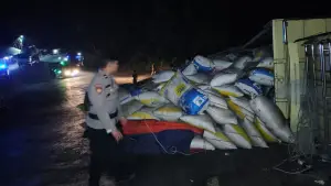 Polisi saat berada di TKP tergulingnya truk bermuatan 4 ton sekam padi. Kamis (23/4/2026). (Sumber: Istimewa)