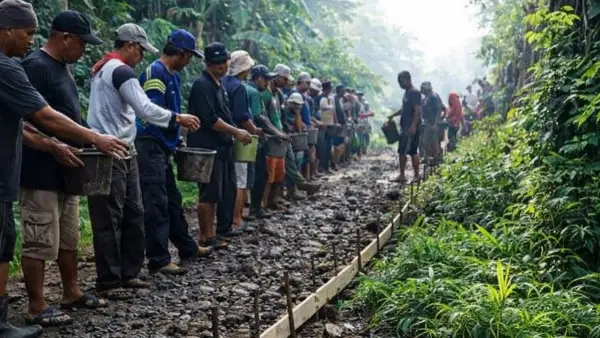 Warga Nanggerang Hegarmanah Caringin Kabupaten Sukabumi gotong royong perbaikan jalan rusak (Sumber: dok warga (copilot))