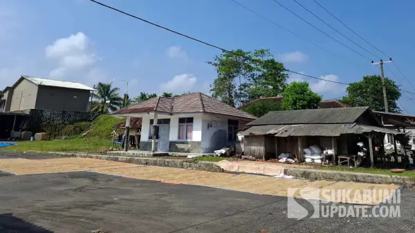 Gabah hasil panen warga dijemur di area Terminal Tegalbuleud, Desa Buniasih, Kecamatan Tegalbuleud, Kabupaten Sukabumi, Jumat (24/4/2026). (Sumber Foto: SU/Ragil Gilang)