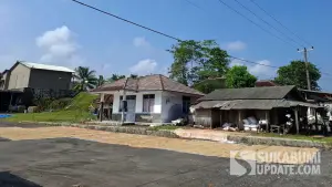 Gabah hasil panen warga dijemur di area Terminal Tegalbuleud, Desa Buniasih, Kecamatan Tegalbuleud, Kabupaten Sukabumi, Jumat (24/4/2026). (Sumber Foto: SU/Ragil Gilang)