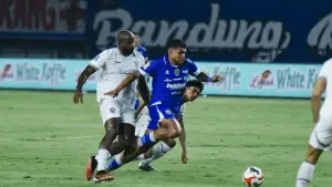 Aksi Berguinho saat membela Persib Bandung menghadapi Arema FC (Sumber: Instagram/@persib)