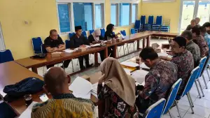 Rapat kerja Komisi I DPRD Kabupaten Sukabumi bersama DPMD dan Bagian Hukum Setda membahas Raperda tentang Desa. (Sumber Foto: Istimewa)
