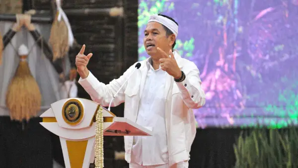Gubernur Jabar Dedi Mulyadi (KDM) saat memberikan sambutan dalam acara Forum Industri Jawa Barat. (Sumber Foto: Biro Adpim Pemprov Jabar)