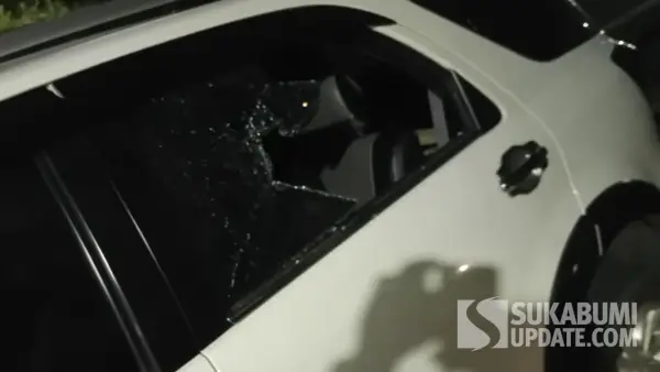 Kondisi mobil korban pecah kaca di kawasan Jalan Perintis Kemerdekaan, Kecamatan Cibadak, Kabupaten Sukabumi, Jumat (24/4/2026) malam. (Sumber Foto: SU/Ibnu)