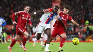 Duel Milos Kerkez saat membela Liverpool menghadapi Crystal Palace di Piala Liga (Sumber: web/liverpoolfc.com)