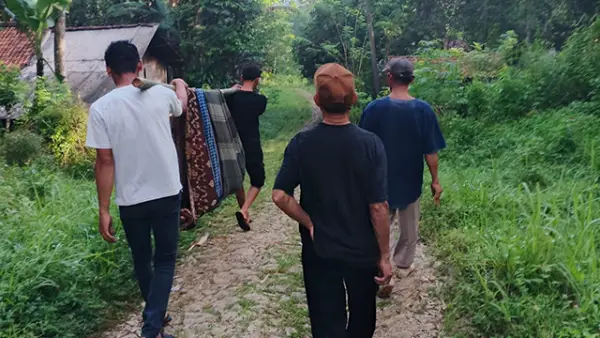 Warga Kampung Cidahu saat menandu pasien sakit parah sejauh sekitar 1 kilometer menuju titik penjemputan ambulans. (Sumber : Istimewa.)