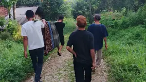 Warga Kampung Cidahu saat menandu pasien sakit parah sejauh sekitar 1 kilometer menuju titik penjemputan ambulans. (Sumber : Istimewa.)